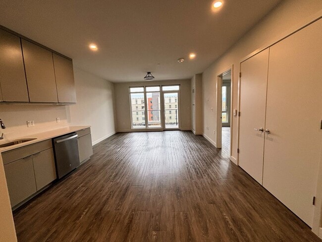 Building Photo - Courtyard Calm Meets City Convenience – 1B...