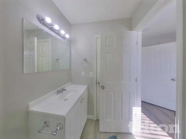 Building Photo - 362 Park Ct N