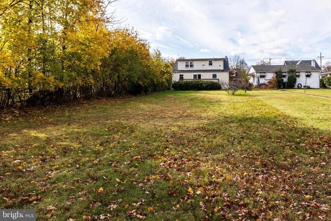 Building Photo - 107 E 6th St