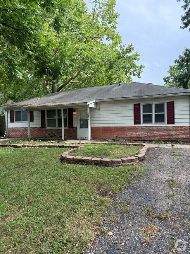 Building Photo - 3BR/1BA with overside detached garage read...