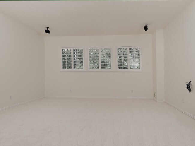 Building Photo - 122 E Lansdowne Cir