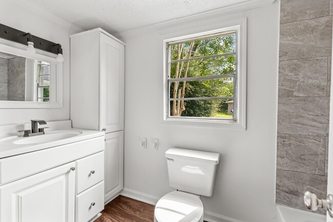 Building Photo - Stunning & Newly Renovated 3 Bedroom 2 Bat...