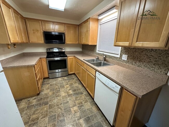 Building Photo - 3793-3795 Redwood Dr