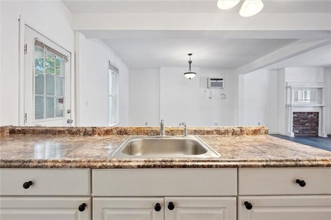 Building Photo - newly Renovated Canonsburg Open Living Concept Apartment