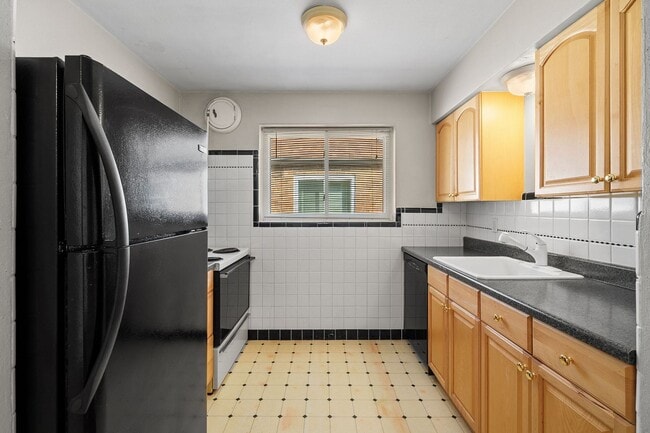 Building Photo - 7112-7114 Jamieson