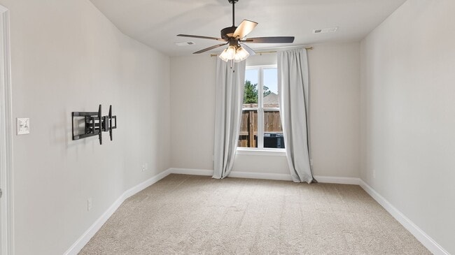 Building Photo - 3 Bedroom Townhomes Off Burbank