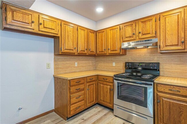 Building Photo - 904 Oakwood Dr