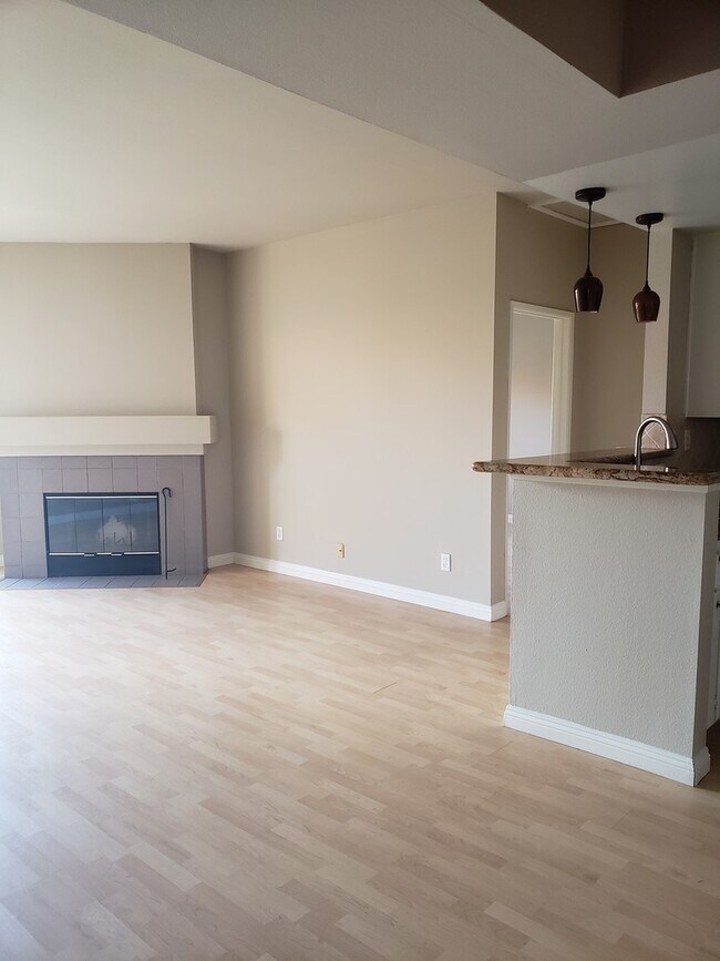 Building Photo - Large 2BD/2BA in Mission Valley - Dual Master Suites! - Open Feel - Quiet, Gated, Central Location!