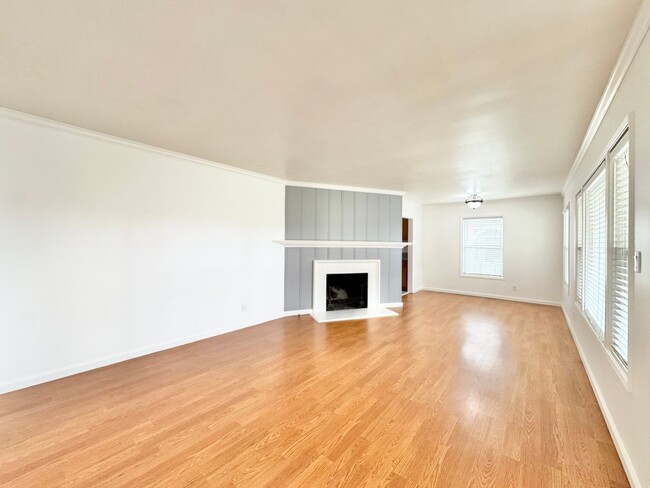 Building Photo - Beautiful 3Bd/1.5Ba Available In Santa Ana