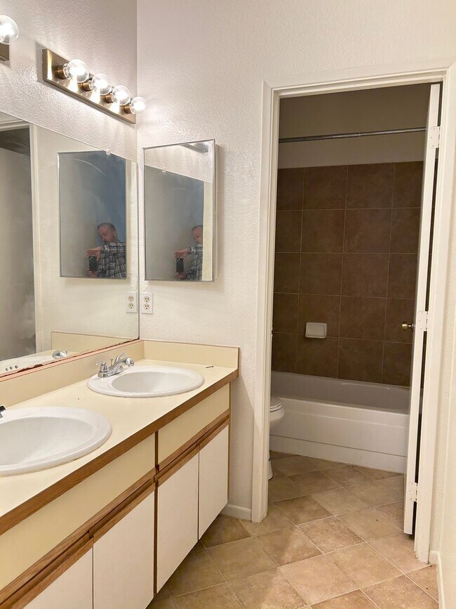 Building Photo - 2 Bedroom, 2 Bathroom Updated Condo