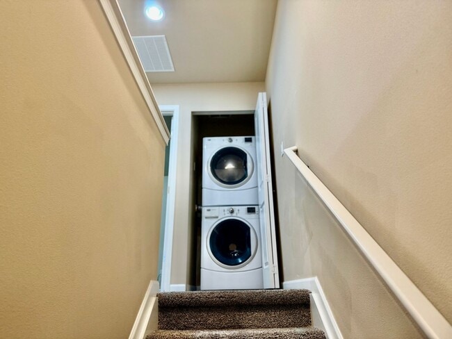 Building Photo - Beautiful 2 bed, 2.5 bath townhome located in Mountlake Terrance $2750/mo.