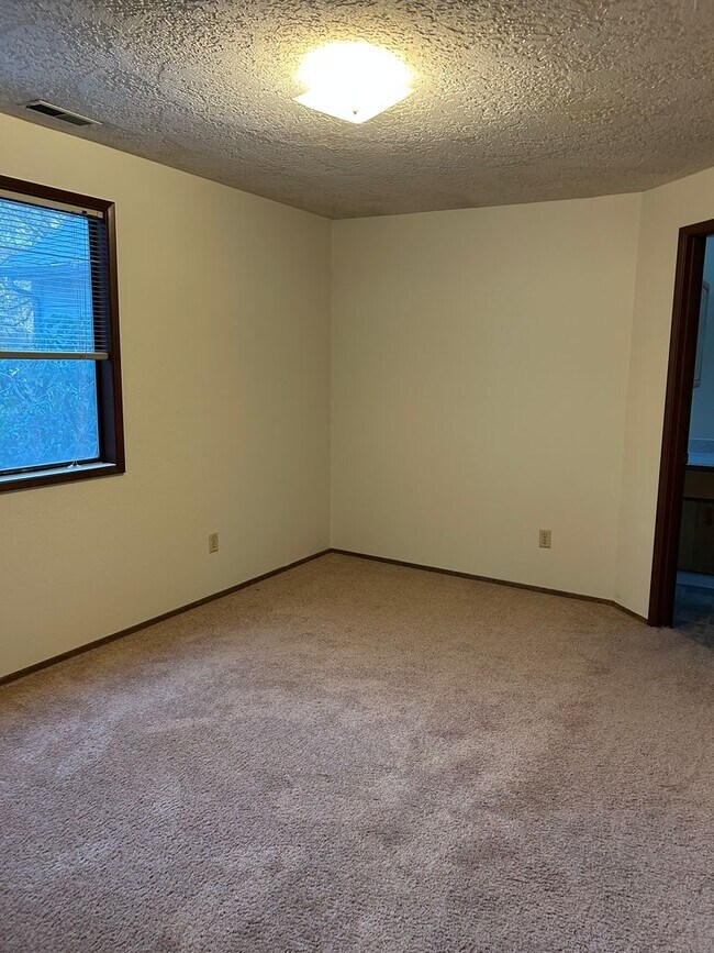 Building Photo - (379) Glenridge Dr. - 2 Bedroom / 1.5 Bathroom - Townhome Duplex