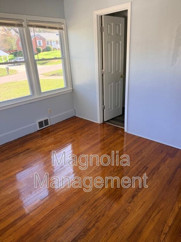 Building Photo - 1217 Oakridge Ave