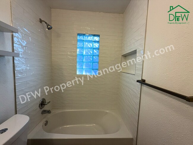 Building Photo - Fully Renovated 2-Bedroom Home Near UTA & AT&T Stadium – Modern Upgrades + Spacious Yard!