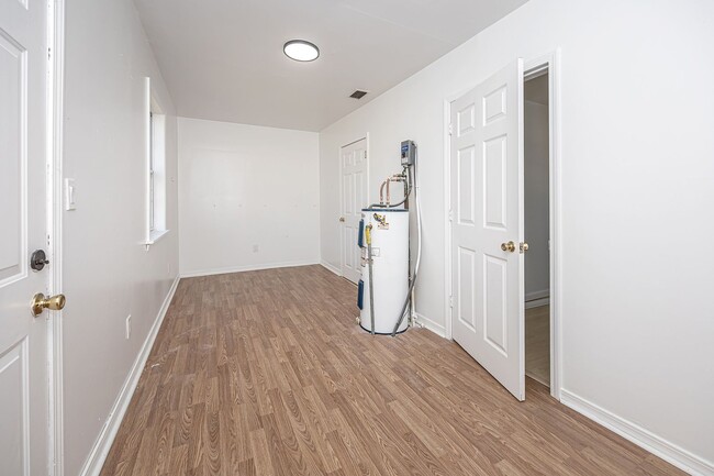 Building Photo - ADORABLE HOME FOR RENT