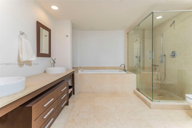 Building Photo - 495 Brickell Ave