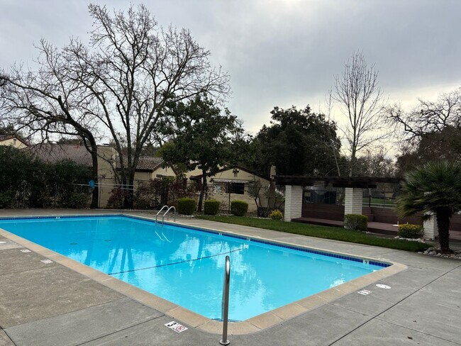 Building Photo - 810 Shady Oak Dr