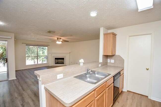 Building Photo - 8051 Bay Branch Dr