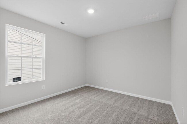 Building Photo - Spacious 5BR House in Statesville