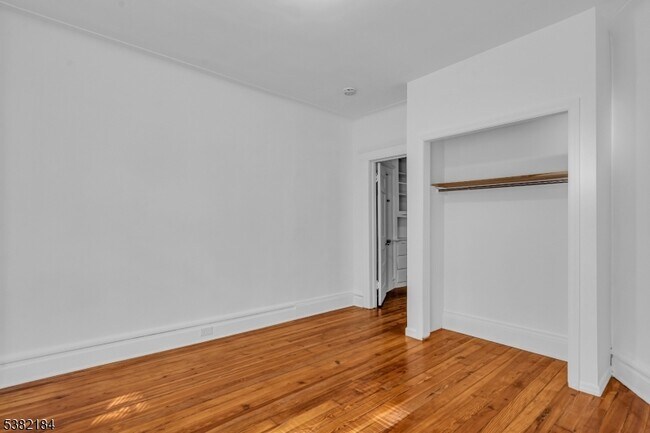 Building Photo - 937 Grove St