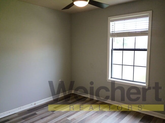 Building Photo - Spacious 3 bedroom home with attached garage