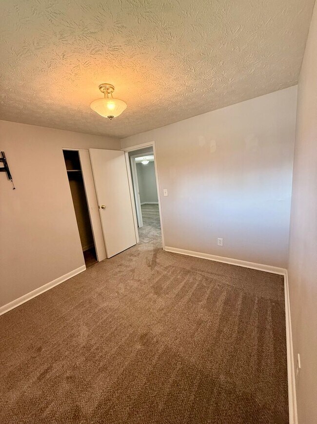 Building Photo - Updated 3BR Brick Ranch | Screened Porch | Attached Garage