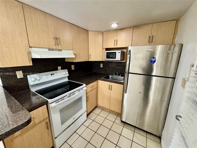 Building Photo - 1600 S Le Jeune Rd