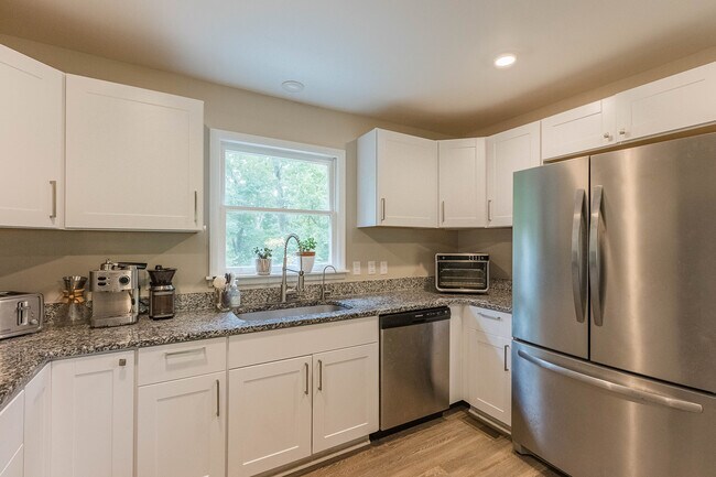 Building Photo - 210 Elliott Ct