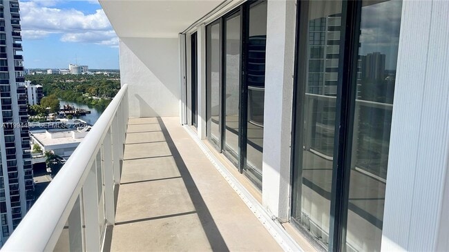 Building Photo - 3701 N Country Club Dr