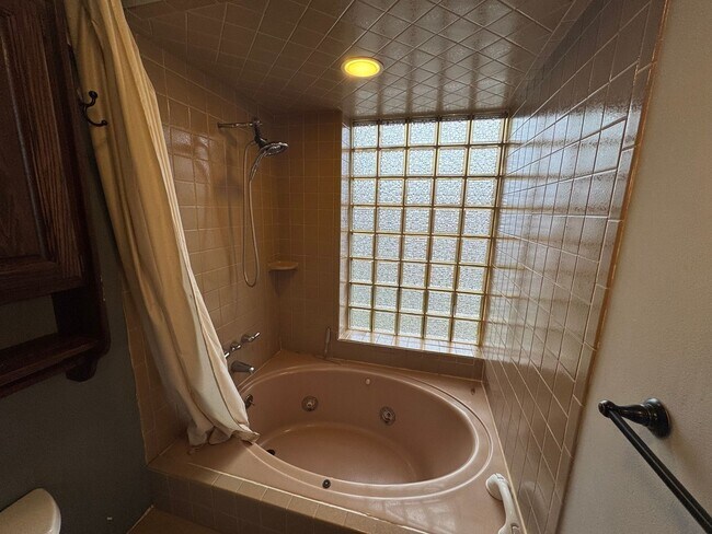 Building Photo - Spacious Private Oasis - 3 Bedroom 2 Bathr...