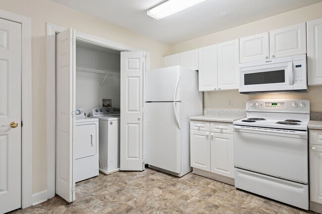 Building Photo - 1 Bedroom + 1 Full Bathroom Available at 3...
