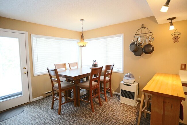 Building Photo - Summer Seasonal 6 Month Lease Available!  $1,700/ mo Charming Two-Bedroom Condo in Waterville, NH!