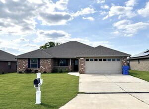 Building Photo - Beautiful Brick 3/2 in popular neighborhood!