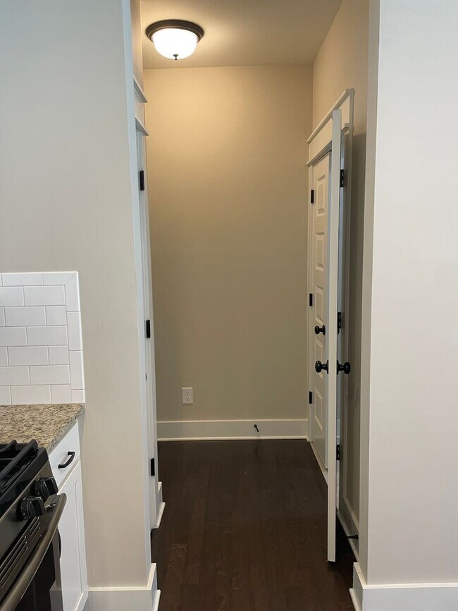 Building Photo - One level home with 2 Car Garage!