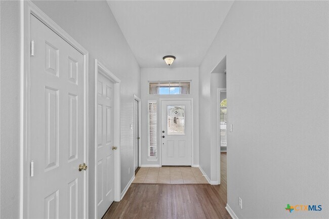 Building Photo - 111 Hackamore Ln