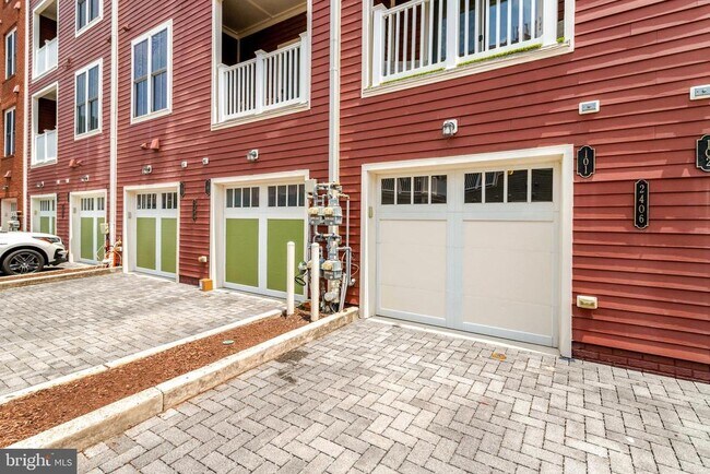 Building Photo - 2406 Potomac Ave