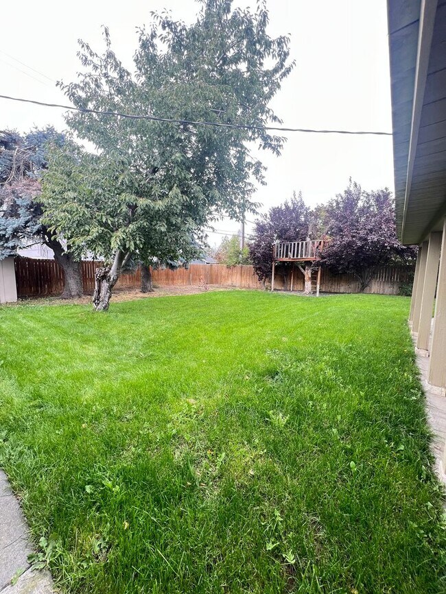 Building Photo - 3 Bedroom home in desirable neighborhood!