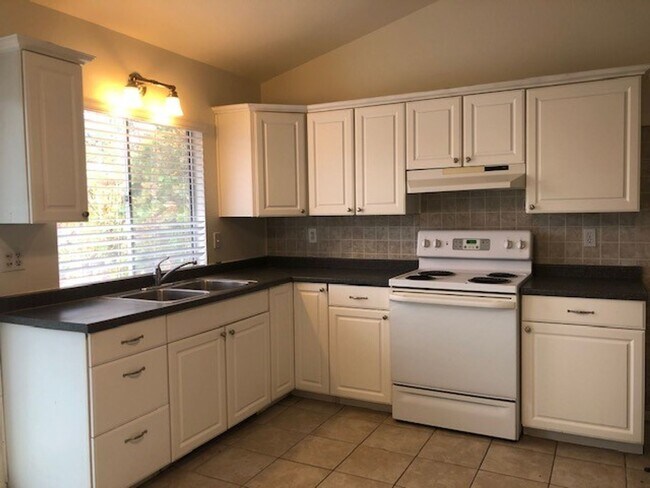Building Photo - 4 bed-2 bath Single Story House with 2-Car...