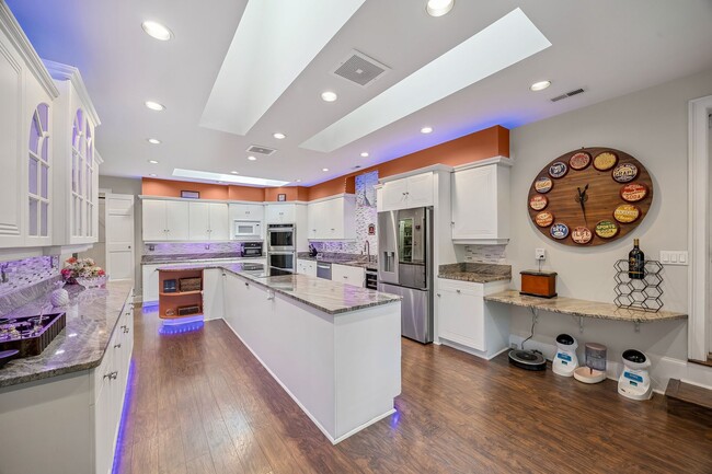 Building Photo - Gorgeous, Fully furnished 3 Bed 3.5 bath h...