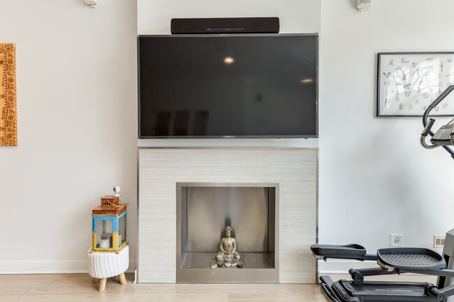 Building Photo - 922 N Hermitage Ave