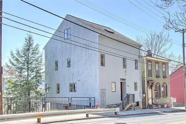 Building Photo - Awesome 3 or 4 Bedroom Single-Family Home in Troy Hill- 3 Level Deck and Central Air!