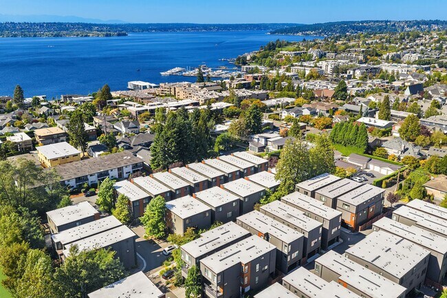 Building Photo - 4bd/3.25 Kirkland Home