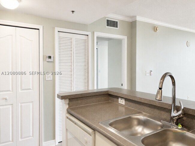 Building Photo - 2665 SW 37th Ave