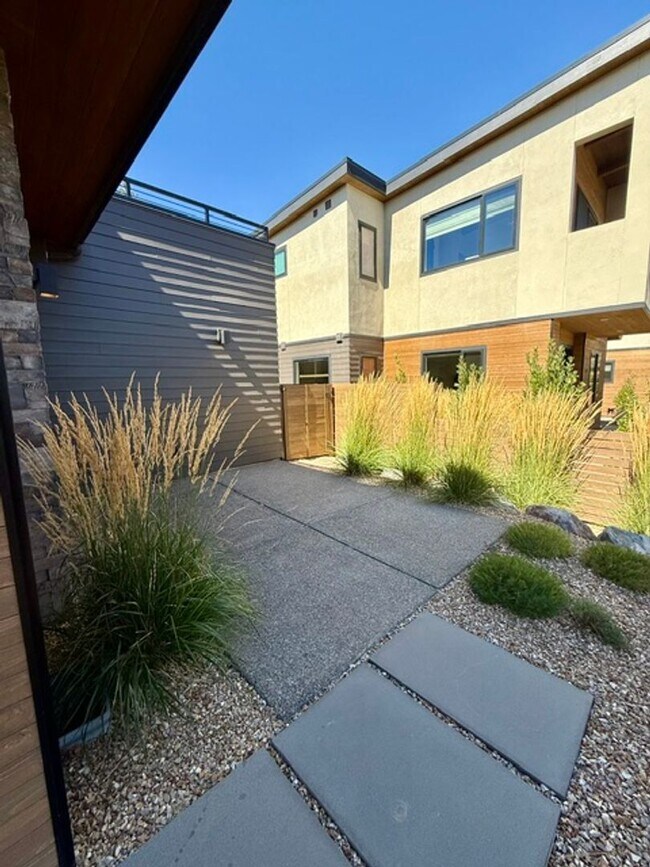 Building Photo - 3336 NW Celilo Ln