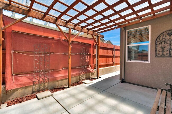 Building Photo - MOVE IN READY!! 3 BEDROOM 2 BATH HOME