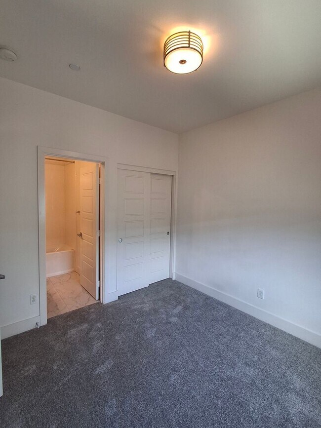 Building Photo - RECENTLY REDUCED! Beautiful Townhome in Ci...