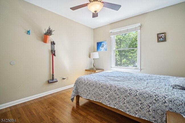 Building Photo - 195 Chaucer Dr