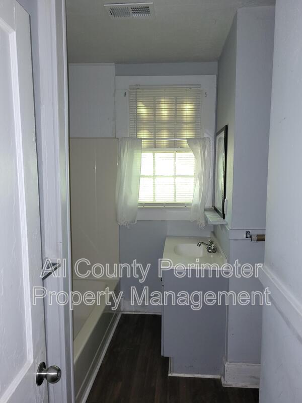 Building Photo - 925 Troupe St