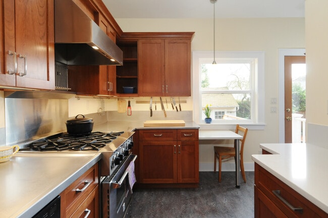 Building Photo - Beautiful Craftsman Home in Desired Neighb...