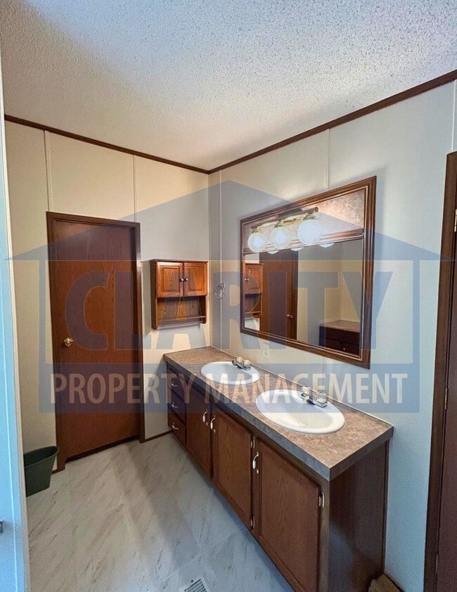 Building Photo - Three bedroom home w/ screened in porch!